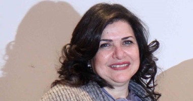 أمل الصبان تشارك الأطفال بورش الرسم داخل معرض الكتاب