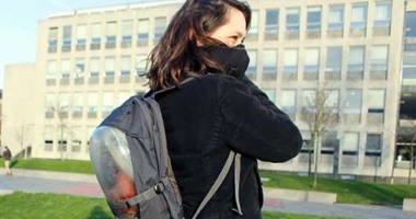 طلاب يصممون حقيبة ظهر مبتكرة تحمى مرتديها من تلوث الهواء