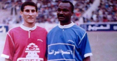 صورة نادرة تجمع "مؤدب الزمالك" وأسطورة الكاميرون
