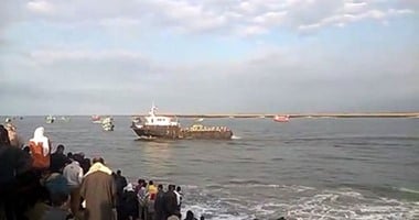 بالصور..أهالى رشيد يقطعون الطريق الدولى احتجاجا على عدم انتشال مركب الصيد الغارقة