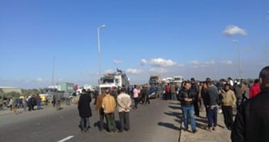 فتح الطريق الدولى الساحلى بعد قطعه من أهالى برج رشيد بالبحيرة