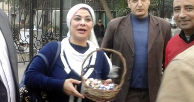 موظفو مصلحة الضرائب يوزعون الحلوى على النواب كمكافأة لرفض "الخدمة المدنية"