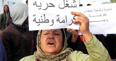 تونس تشتعل فى ذكرى الياسمين.. مظاهرات عارمة لليوم الخامس يقودها عاطلون عن العمل.. مقتل شرطى وإصابة العشرات فى اشتباكات عنيفة مع الأمن.. والشرطة تنسحب من بعض المناطق وتؤكد: مجموعات تخريبية وراء الشغب