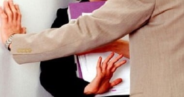 استطلاع: نصف النساء العاملات فى مجال الإغاثة تعرضن للتحرش من زملائهن