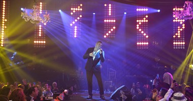 عمرو دياب يبدأ حفل الساحل الشمالى بأغنية "أحلى وأحلى"     