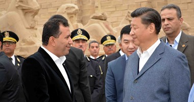 بالصور.. الرئيس الصينى يصل معبد الكرنك ووزير الآثار يتولى الإرشاد خلال الجولة