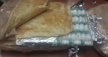 بالصور.. راكب يحاول تهريب مصل طبى بيطرى داخل لفائف من الفطير بالمطار