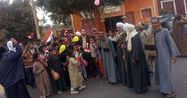 بالصور.. وقفة لأهالى الحجز بإدفو لدعم الجيش والشرطة فى مواجهة الإرهاب