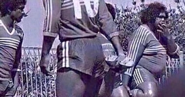 كوميديا كرة القدم .. لاعب بـ"كرش" يدخن السجائر قبل مباراة بالدورى اليمنى