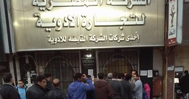 طابور للمواطنين أمام صيدلية الإسعاف للحصول على اللبن المدعم