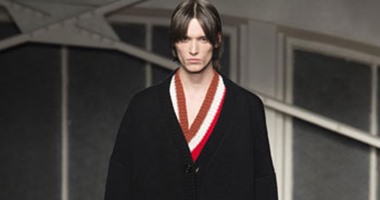 رانيا علوى تكتب: مجموعة أزياء "Raf Simons" بأسبوع الموضة للرجال فى باريس.. دعوة للبعد عن "الأناقة" والظهور بملابس "مهلهلة" و"over ".. والانتقادات والسخرية نتيجة طبيعية للتصميمات