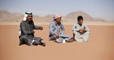 بالصور..أبطال "Theeb" يلتقطون صورا تذكارية فى "وادى رم" احتفالا بالأوسكار