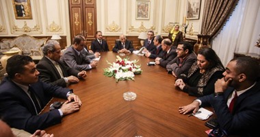 رئيس مجلس النواب لوفد "الصحفيين": لا نغضب من النقد ونحترم حرية الصحافة