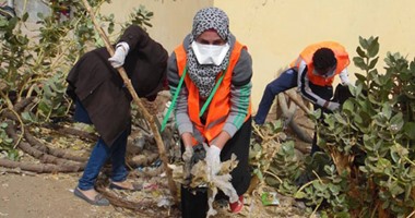 تلال القمامة بأسوان مصدر إزعاج لرجال المفرقعات.. المحافظ أقال رئيس حى وأعطى إنذارًا شهرًا لمدير مستشفى بسببها.. وأعلن منظومة جديدة للنظافة.. والحملات الشبابية خطوة إيجابية لعودة الوجه الحضارى للمدينة