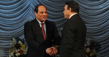 بالصور.. السيسى  يمنح أنواط الامتياز لعشرة ضباط تقديرا لجهودهم