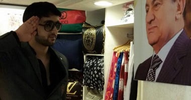 محل ملابس بوسط البلد يعلق صورا "مبارك" قبل ذكرى ثورة يناير