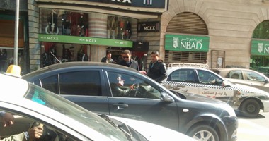 بالصور.. الشرطة توزع الشيكولاتة على المواطنين بالتحرير احتفالات بثورة يناير