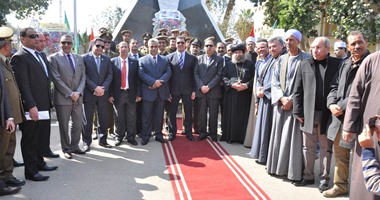 بالصور.. محافظ أسيوط يضع إكليلا من الزهور على النصب التذكارى لشهداء الشرطة