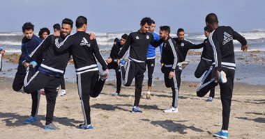 المصرى يتدرب على شاطئ بورسعيد وسط الأمطار
