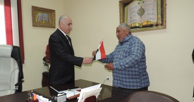 بالصور.. مدير أدمن دمياط يحتفل مع الأهالى بعيد الشرطة