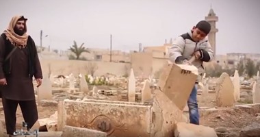 بالصور.. داعش يهدم و"ينبش" محتويات 2000 قبر بمناطق سيطرته بالعراق وسوريا