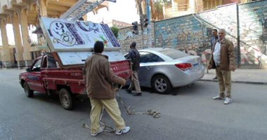 حى مصر القديمة يزيل إعلانات مخالفة أسفل كوبرى العاشر 