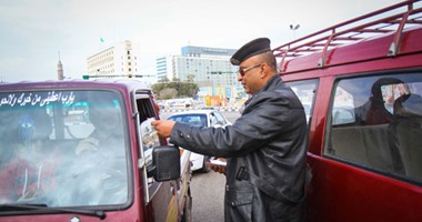 بالصور..الداخلية تستقبل المواطنين فى الميادين بالورود والشيكولاتة والأعلام احتفالا بـ25 يناير..والضباط يوزعون ملصقات"الشرطة فى خدمة الشعب"..والأقسام تستقبل تهانى الجماهير..والوزير:مهمتنا توفير الأمن