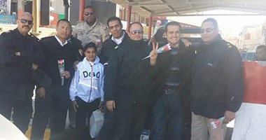مواطنون يقدمون الورود لضباط الشرطة بالبحر الأحمر