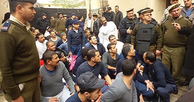بالصور.. المفرج عنهم من سجن دمنهورالعمومى يهتفون "تحيا مصر"