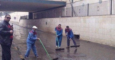 بالصور.. محافظة القاهرة تزيل مياه الأمطار المتراكمة بمدخل نفق شبرا