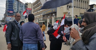 بالصور.. أهالى الغربية يحتفلون بعيد الشرطة أمام ديوان المحافظة