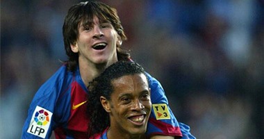 فلاش باك.. رونالدينيو يصنع هدف ميسي الأول مع برشلونة منذ 12 عاما