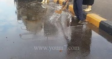 الجيزة تواصل الدفع بسيارات لشفط مياه الأمطار من الشوارع 
