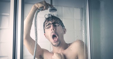 الغناء فى الحمام له العديد من الفوائد أبرزها.. يمنع الأرق والشخير