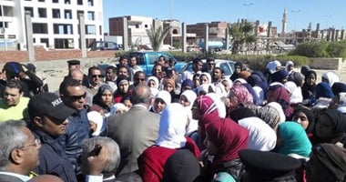 وقفة لطلاب "تقليل الاغتراب" أمام التعليم العالى والأمن يقنعهم بالمغادرة