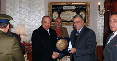 بالصور.. محافظ الشرقية يقدم درع المحافظة لمدير الأمن بمناسبة عيد الشرطة