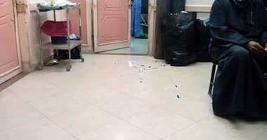 بالصور.. انتشار القمامة والــ "سرنجات" بطرقات مستشفى حورس بنجع حمادى