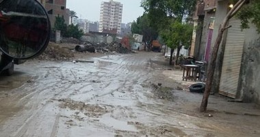 بالصور.. ضواحى الهرم تتحول إلى برك من الطين والمياه