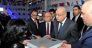 بالصور.. رئيس الوزراء يقوم بجولة تفقدية بين أجنحة معرض الكتاب