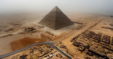 عودة للسياحة .. سائح ألمانى يلتقط مجموعة صور من فوق قمة الهرم الأكبر