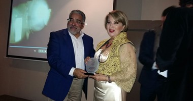 بوسى خلال تكريم نور الشريف بمهرجان الفيلم العربى: "ما قابلتش حد مبيحبوهوش"