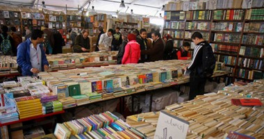 فى يومه الرابع.. تزايد إقبال طلاب الجامعات والمدارس على معرض الكتاب