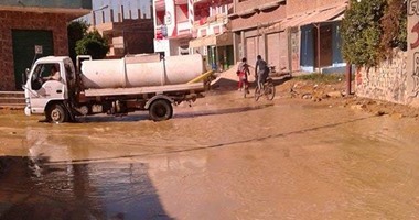بالصور.. مياه الصرف تحاصر مدينة فايد السياحية.. الأهالى: محطة الرفع خارج الخدمة وشركة المياه مصممة على الصيانة المؤقتة.. موظف: المياه تذهب للبحيرات المرة.. ومسئول الشركة: سيتم تدعيم المحطة