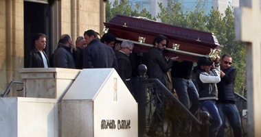 أسرة المعجزة الصغيرة ولبلبة وسميرة أحمد يشيعون جثمان فيروز
