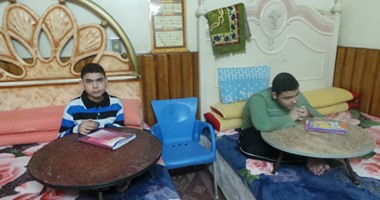 بالصور.. مأساة أب يعانى نجلاه من ضمور فى العضلات