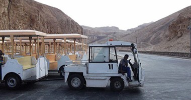 طلاب يعتدون على سائق طفطف وادى الملوك بالسب لرفضه الحمولة الزائدة بالأقصر