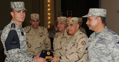 وزير الدفاع يلتقى طلبة الكلية الجوية ويؤكد: مقاتلون بمهام غير تقليدية