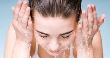 6 أضرار للنوم بالماكياج أبرزها الجفاف والطفح الجلدى