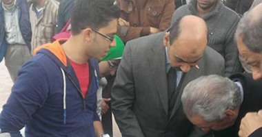 بالصور.. طلاب جامعة الفيوم يبتكرون ماكينة لغسيل السيارة بـ 2 لتر مياه فقط