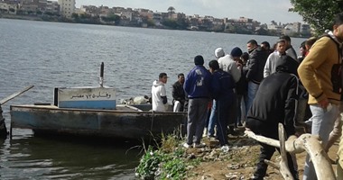 بالصور.. غرق المعدية يكشف معاناة قرية سنديون بكفر الشيخ.. الشوارع تغرق فى مياه الصرف.. والأهالى: نعانى نقص الخدمات واستمرار انقطاع الكهرباء.. ويؤكدون: المسئولون لم ينظروا إلينا إلا بعد الحادث